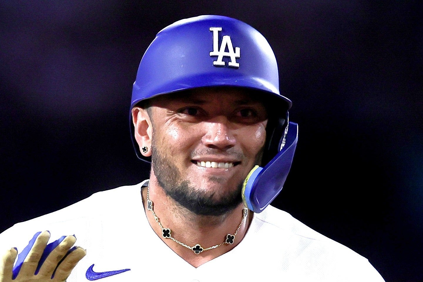 レポーターに挑戦したロハス。(C)Getty Images