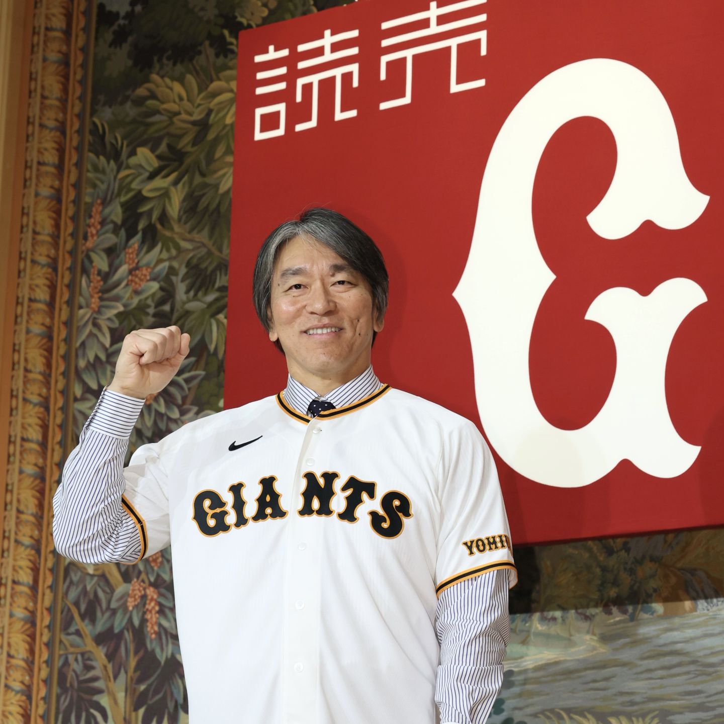 巨人のユニホームにふたたび袖を通した松井新監督。電撃就任に日本中が仰天した。写真：産経新聞社
