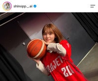 Bリーグ始球式を務めたグラビアアイドルの篠崎愛さん。画像は本人のインスタグラムのスクリーンショット