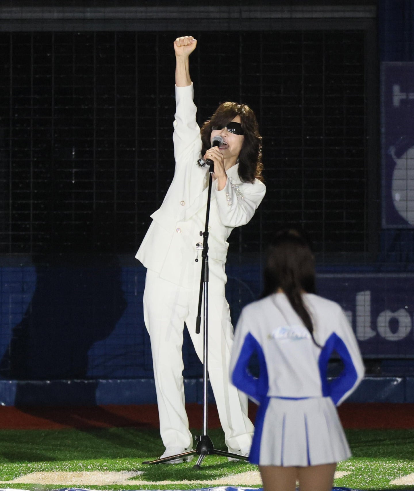 日本S第１戦の国歌斉唱を務めた龍玄としさん。写真：産経新聞社