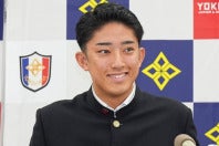 米国球界への挑戦を表明した横浜高の織田。ドラフト会議で巨人から１位指名を受けた。写真：産経新聞社