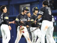 日本シリーズ第１戦、延長11回に突き放したソフトバンクが先勝を飾った。写真：産経新聞社