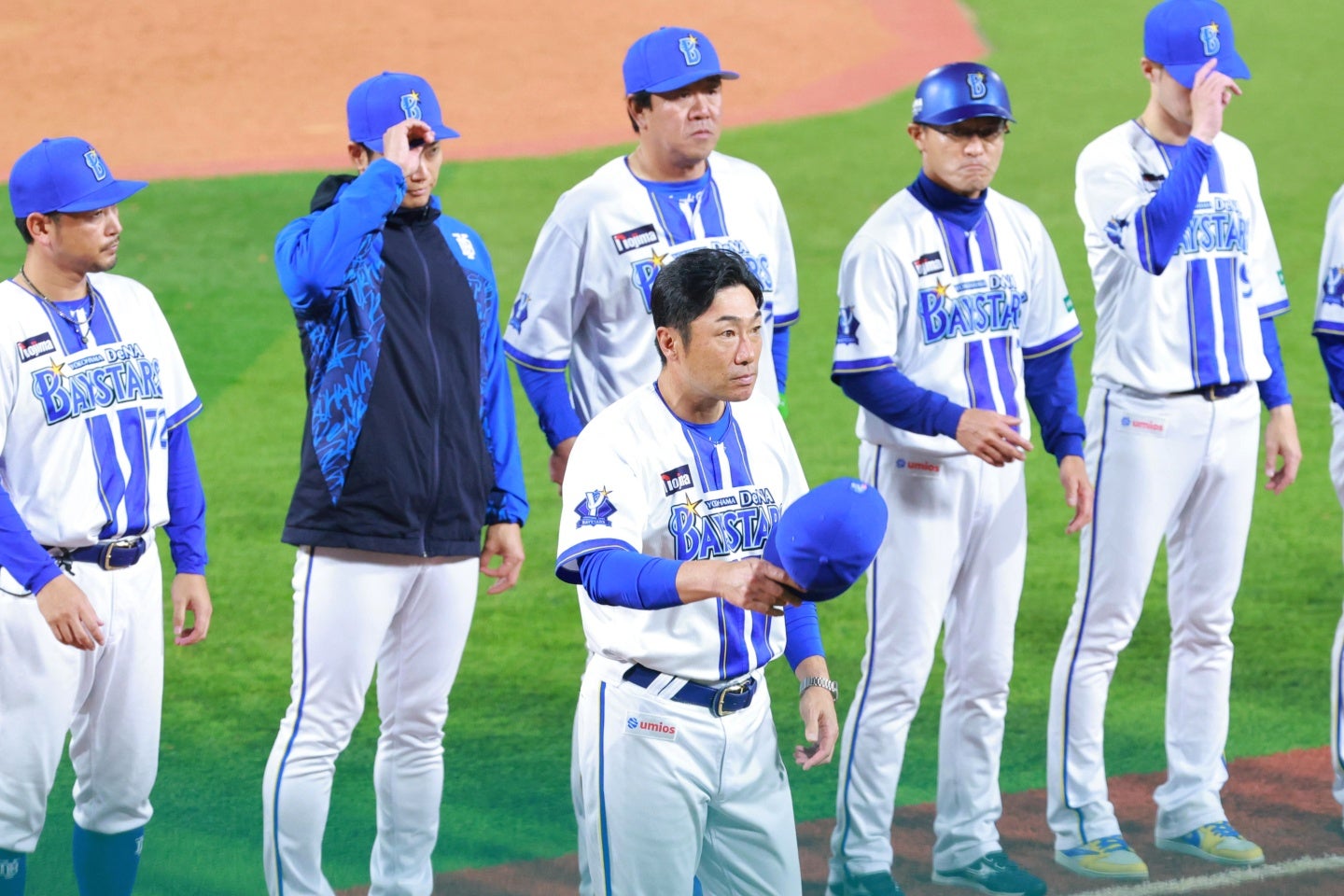 初戦を落としスタンドに挨拶するDeNAの相川監督らコーチ陣。写真：産経新聞社