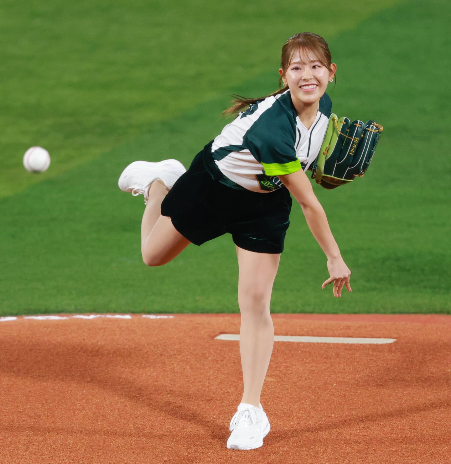 日本シリーズ第２戦の始球式を務めた女子プロゴルファーの吉田鈴。写真：産経新聞社