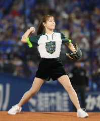 日本シリーズ第２戦の始球式を務めた女子プロゴルファーの吉田鈴。写真：産経新聞社