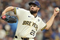 PSで圧巻の投球を披露しているブルワーズのアシュビー。(C)Getty Images