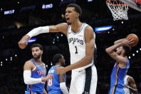 アリナスがウェンビーのプレーに苦言を呈した。(C)Getty Images