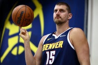 驚異的なペースでトリプルダブルを量産するヨキッチ。プレーオフとの合算記録でNBA歴代トップに浮上した。(C)Getty Images