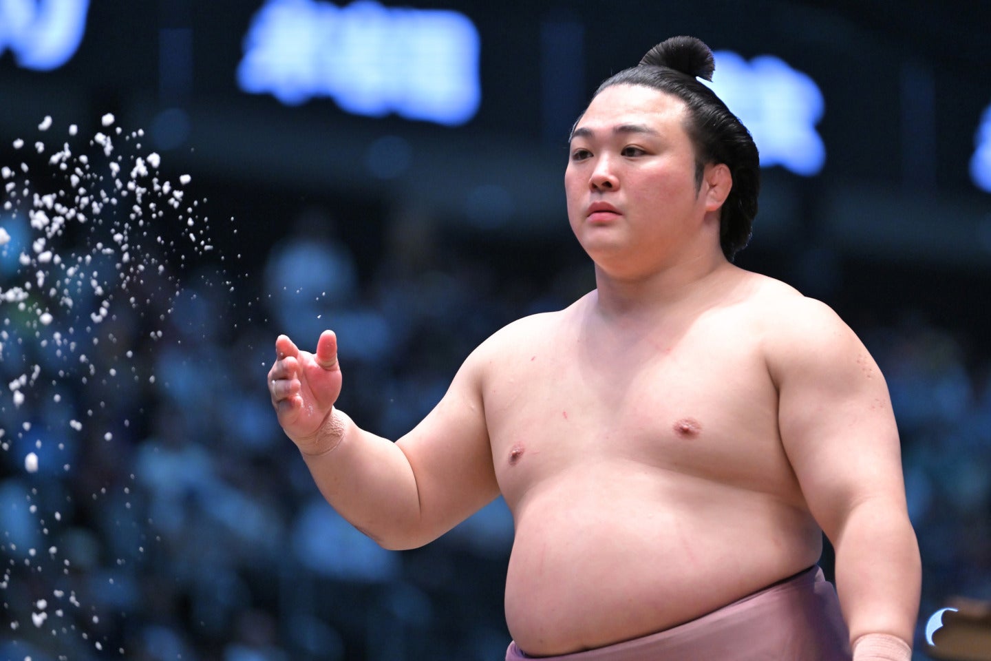 炎鵬の結婚報告記者会見が執り行なわれ、後援会がSNSで新妻とのツーショット写真を公開した。写真：スポーツ報知/アフロ