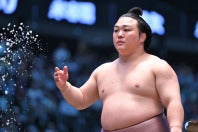 炎鵬の結婚報告記者会見が執り行なわれ、後援会がSNSで新妻とのツーショット写真を公開した。写真：スポーツ報知/アフロ