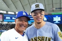 MLB挑戦のポスティングが容認された佐藤（右）。昨季開幕前にはドジャース戦でホームランを放っている。 (C) Getty Images