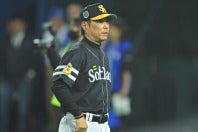 横浜スタジアムで行なわれた日本シリーズで２連勝を収めたソフトバンクの小久保監督。写真：金子拓弥（THE DIGEST写真部）
