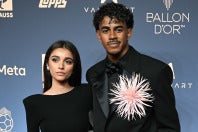 スペイン代表のヤマル。隣は交際中のガルシアさん。(C)Getty Images