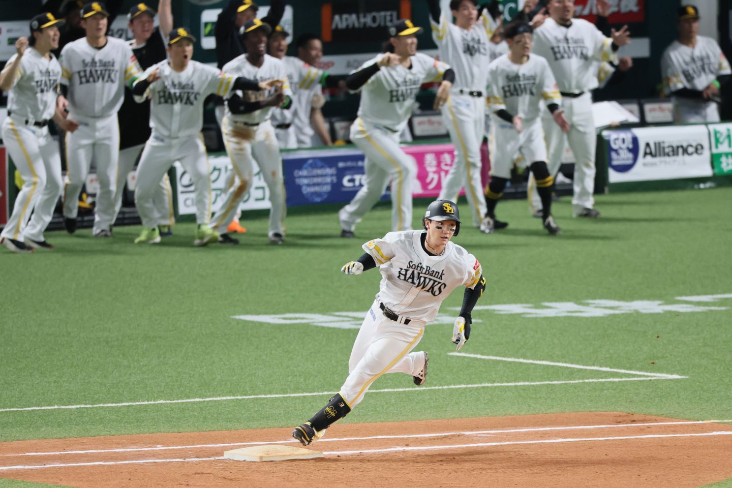 延長10回にソフトバンクの正木がサヨナラホームランを放つ。写真：産経新聞社