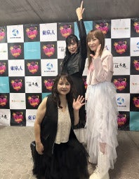 ZERO１のGMを務める工藤めぐみ（右）がデビュー40周年大会で、豊田真奈美（左上）、キューティー鈴木（左下）とともに「レジェンドクイーンズ」を結成、ライブを披露した。写真：橋本宗洋