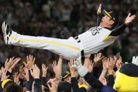 日本シリーズを制し、選手たちから胴上げされるソフトバンクの小久保裕紀監督。写真：産経新聞社