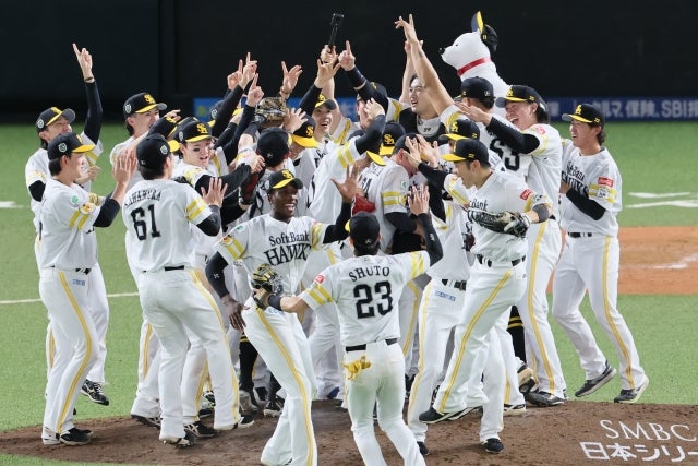 日本シリーズを制して喜ぶソフトバンクの選手たち。写真：産経新聞社