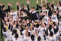 日本一を決め胴上げをされるソフトバンクの孫正義オーナー。写真：産経新聞社