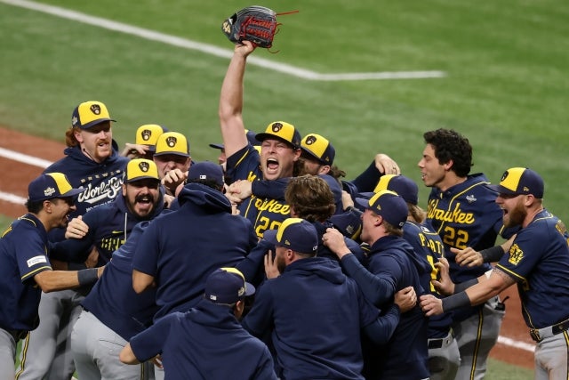 レイズをWSで４勝１敗で制してMLB初優勝を飾ったブルワーズの選手たち。(C)Getty Images