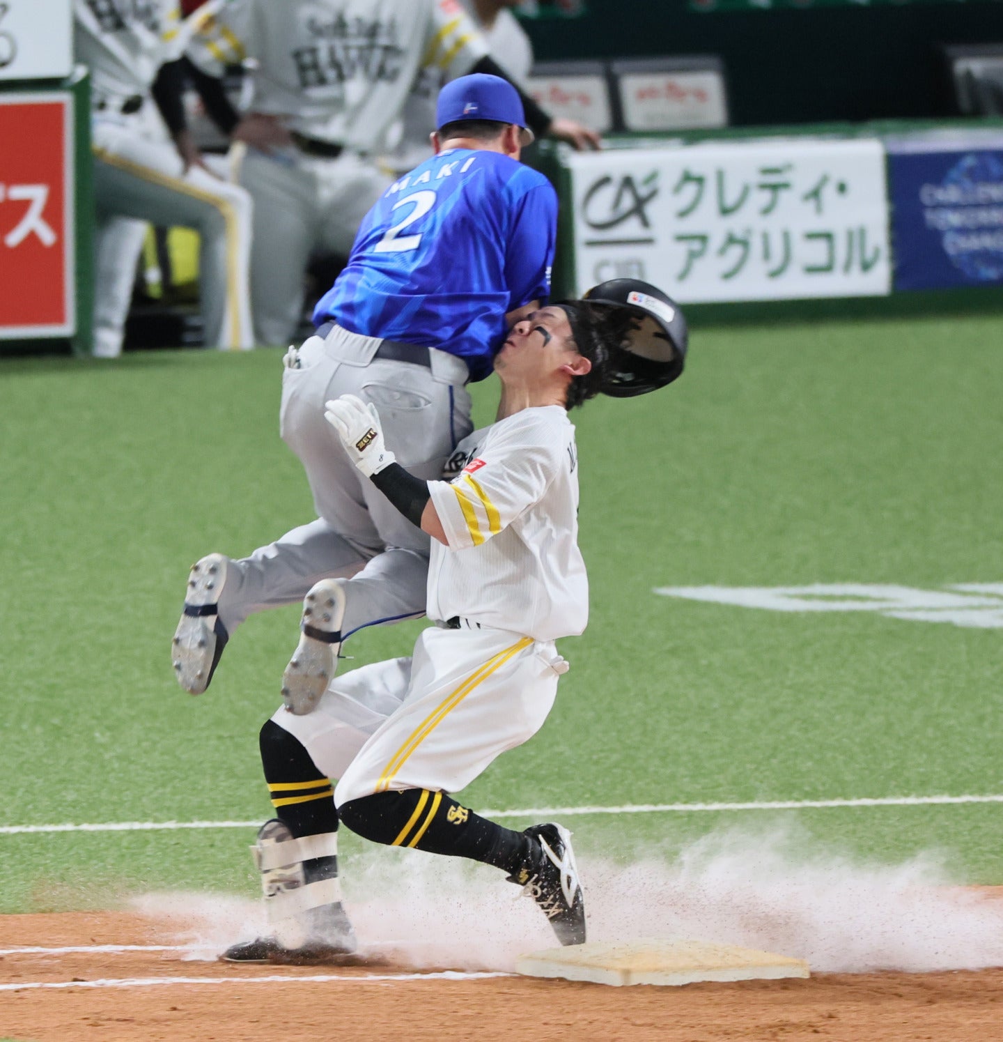 ５回に交錯したDeNAの牧（２番）と牧原。写真：産経新聞社