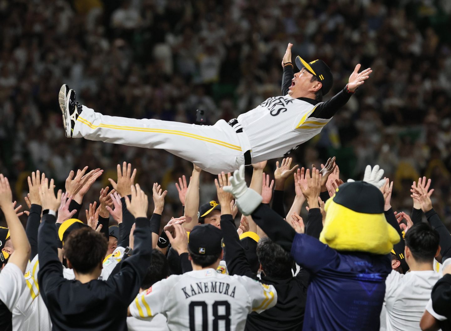 日本シリーズを制して胴上げされる小久保監督と喜ぶソフトバンクの選手たち。写真：産経新聞社