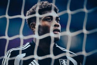 ２節連続でベスト11に選ばれたアストン・ビラの鈴木彩艶。(C)Getty Images