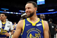 開幕３連敗からの２連勝。ウォリアーズを牽引するのは今年も大黒柱のカリーだ。(C)Getty Images